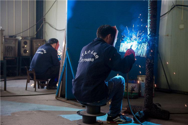 金属焊接作业人员须经过专业的技术培训，考核合格，取得特种作业操作证后才能上岗作业