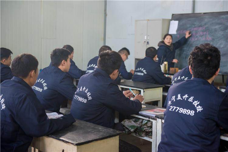 高级氩弧焊班结业后学校颁发结业证书，且可组织考取全国通用的特种作业安全操作证和国家职业资格证书
