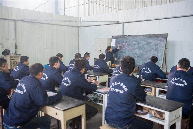 在潮湿地点工作，电焊机应放在木板上，操作人员应站在绝缘板或木板上操作