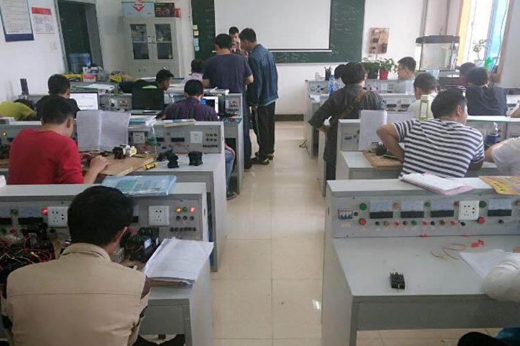 高低压电工培训班教师把高低压电工的操作过程中的完整动作分解成若干局部动作让学员逐个练习巩固