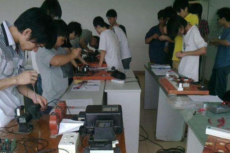 其目的是在培养高技术的电工技术人员的同时，培养出优异的电工岗位管理人员，壮大电工程人员队伍